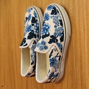 Blue & White Floral Slip-on Vans - W9